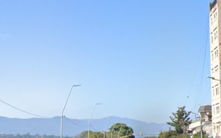 Violento robo en avenida María Fascio, fue arrastrada por el delincuente.