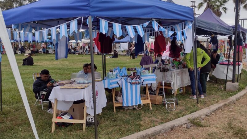El Paseo de Emprendedores de San Pedrito llenó de color y tradición el 25 de Mayo