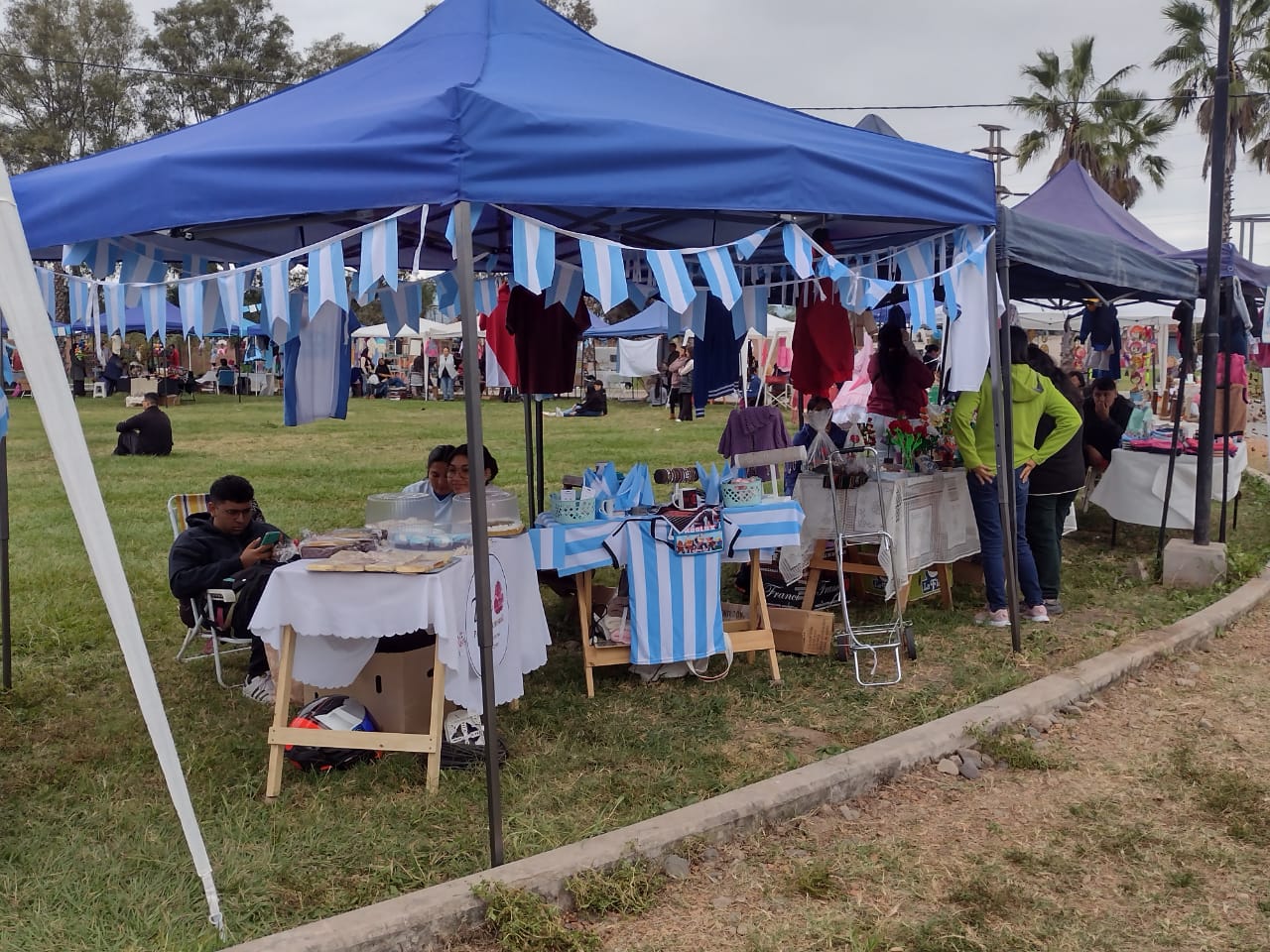 El Paseo de Emprendedores de San Pedrito llenó de color y tradición el 25 de Mayo
