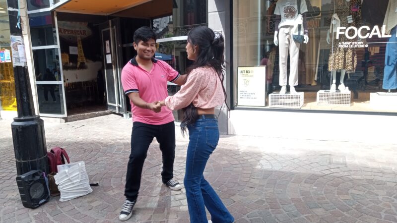 Bailan bachata en la peatonal Belgrano,para enfrentar la crisis y alimentar sus sueños