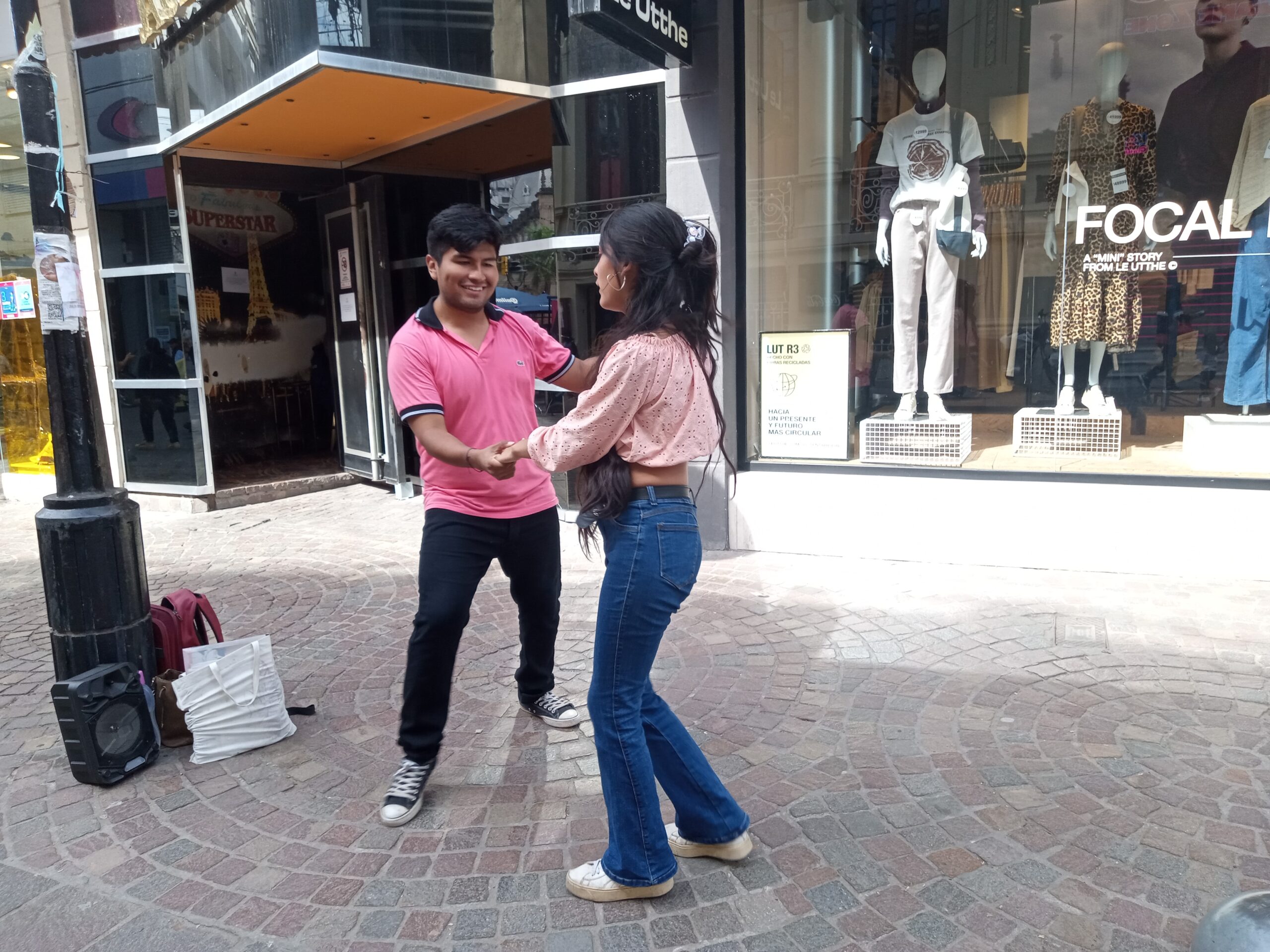 Bailan bachata en la peatonal Belgrano,para enfrentar la crisis y alimentar sus sueños