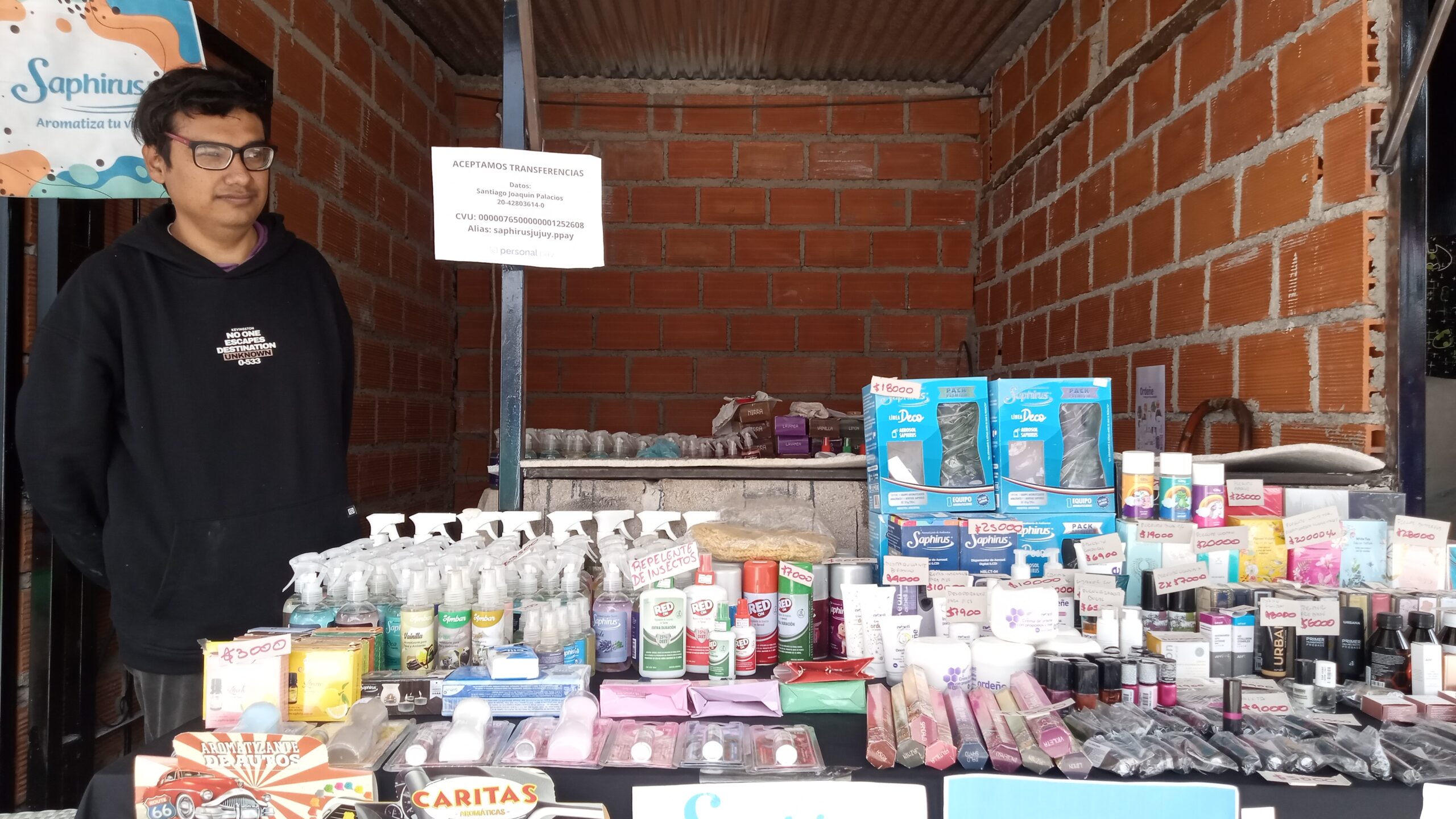 Santiago Palacios, el joven emprendedor que perfuma el barrio con esfuerzo y dedicación