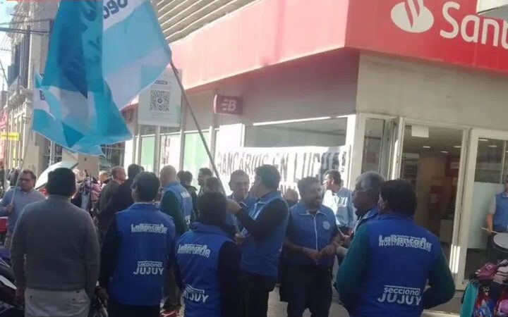 Protesta en Jujuy por despidos y cierres en Banco Santander