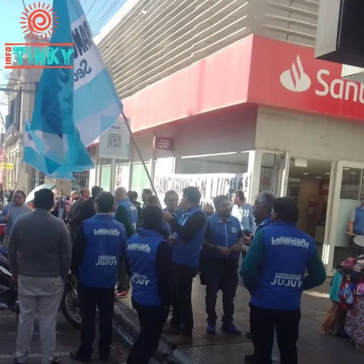 Protesta en Jujuy por despidos y cierres en Banco Santander