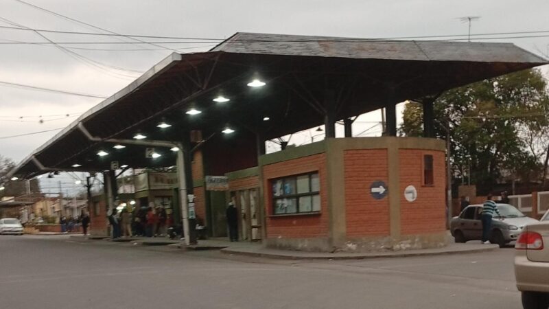 Buscan a un hombre acusado de acosar, agredir y robar a una mujer en El Carmen