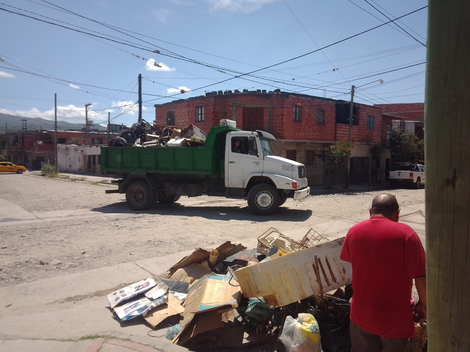 Vecinos y centros vecinales realizaron un descacharreo para prevenir el dengue