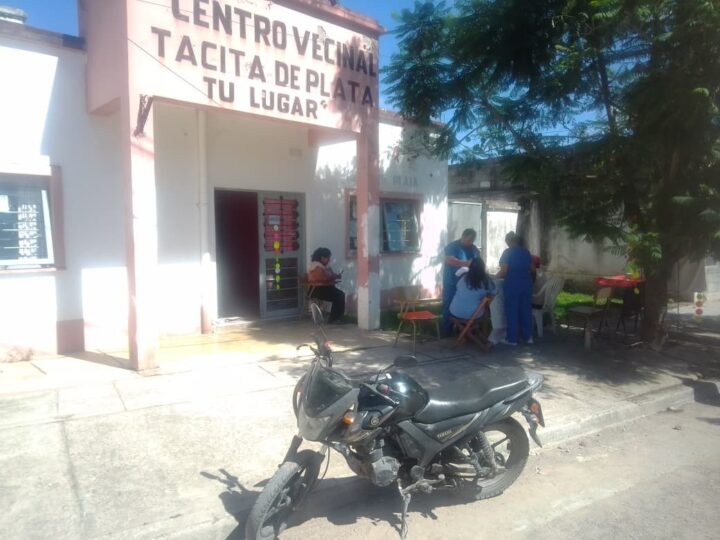 Agentes de salud acercan controles y testeos en Centro Vecinal Tacita de Plata