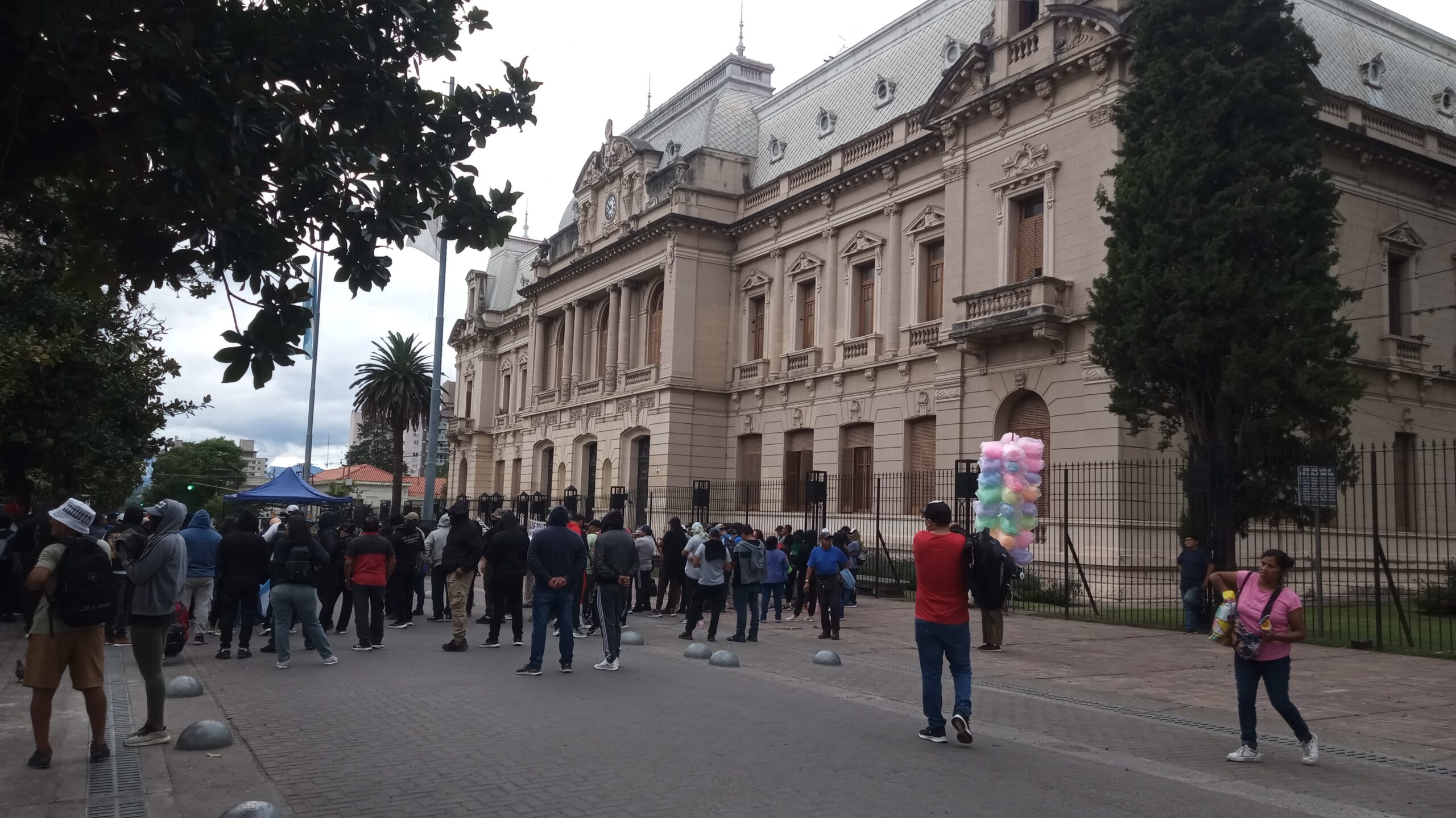 Reclamo policial en Jujuy: movilización frente a Casa de Gobierno y pedido de aumento del 45% al básico.