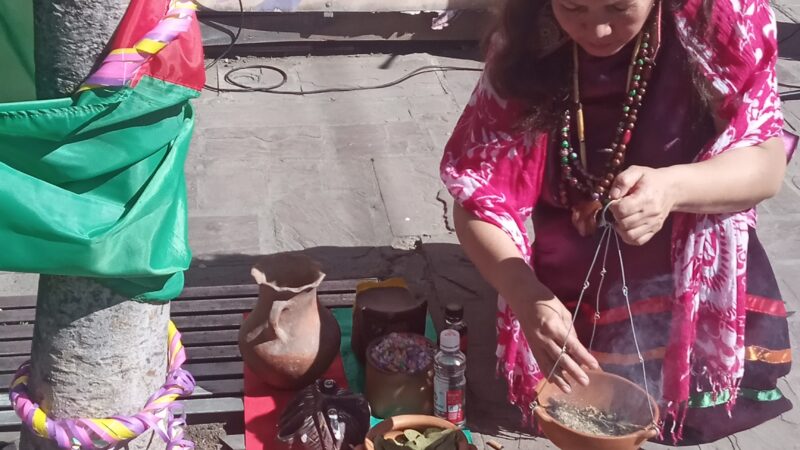 Pachamama en agosto: qué significa el sahumerio y por qué las familias vuelven a “dar de comer” a la Madre Tierra
